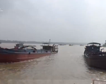 Bắt quả tang 4 tàu khai thác cát trái phép trên sông Hồng