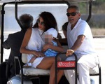 George Clooney chật vật lên máy bay rời Italy sau tai nạn