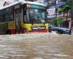 Nhiều tuyến phố Hà Nội ngập nặng sau mưa lớn