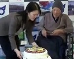 Cụ ông già nhất thế giới 113 tuổi vẫn thích ăn kẹo