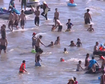 Nắng nóng, bãi biển Sầm Sơn đông nghịt người tắm giải nhiệt