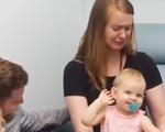 Mẹ em bé khiếm thính bật khóc khi lần đầu tiên con gái nghe được