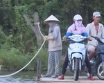 Khánh Hòa: Người dân qua sông nhờ... đôi tay trần của người kéo bè