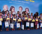 Tặng quà hỗ trợ học sinh và hộ nghèo Bình Định, Quảng Ngãi