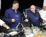 Tổng thống Nga và Chủ tịch Trung Quốc cùng vào bếp làm bánh kếp