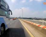 Clip: Xe khách đột ngột chuyển làn, chèn ép xe khác trên cầu Thăng Long