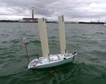 Nhộn nhịp cuộc thi đua robot thuyền buồm