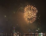 Pháo hoa rực rỡ trên sông Hàn, Đà Nẵng trong thời khắc chào năm mới