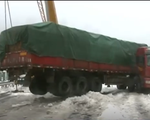 Tuyết trơn trượt, xe tải gập thành góc vuông ở Hồ Bắc, Trung Quốc