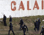 Pháp cam kết ngăn chặn dòng người di cư đi qua cảng Calais