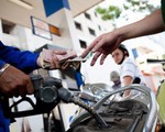Thủ tướng yêu cầu báo cáo tình hình biến động giá xăng dầu