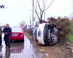 Trung Quốc: Tài xế xe cẩu cứu người bị mắc kẹt sau tai nạn giao thông