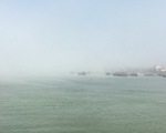 Xuất hiện sương mù vào sáng sớm ở vịnh Bắc Bộ