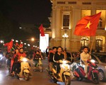 Người hâm mộ ở Hà Nội vỡ òa cảm xúc sau chiến thắng của Đội tuyển Việt Nam