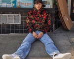 Gong Yoo mặc áo hoa, quần jeans ngồi lề đường làm fan điêu đứng