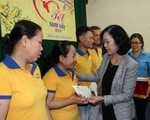 Trưởng ban Dân vận Trung ương Trương Thị Mai tặng quà Tết cho công nhân tại Đồng Nai