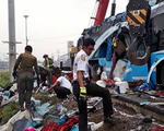 Thái Lan: Xe chở khách du lịch lật nhào trên cao tốc, hàng chục người thương vong