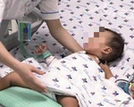 Bé trai 15 tháng tuổi uống nhầm thuốc trừ sâu đựng trong chai trà xanh C2