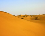 Đường cao tốc giữa sa mạc lớn nhất Trung Quốc dài 136 km