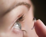 Dùng kính áp tròng thay cho tiêm trong điều trị bệnh mắt