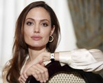 Angelina Jolie lần đầu thổ lộ suy sụp hậu chia tay Brad Pitt