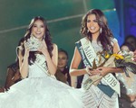 Khoảnh khắc Phương Khánh trao lại vương miện Hoa hậu Trái đất cho người đẹp Puerto Rico
