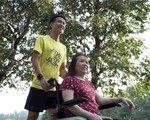 Chàng trai đẩy theo mẹ ngồi xe lăn chạy bộ, gây xúc động trong tập 4 Revive Marathon xuyên Việt