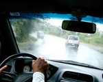 Nhiều vụ tai nạn khi lái xe ô tô lúc trời mưa