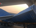 Xe container đâm sập cầu bộ hành trên xa lộ Hà Nội