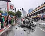 Hà Nội: Tông 2 xe máy và 1 xe đạp điện, xe Mercedes bốc cháy, 1 người tử vong