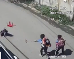 3 em học sinh ngã văng xuống đường khi xe đưa đón đang chạy