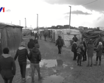 Nhiều người tị nạn vẫn bám trụ ở Calais (Pháp) tìm đường sang Anh
