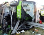 Pháp: Lật xe bus chở khách du lịch, 33 người bị thương
