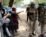 Video phụ nữ Ấn Độ bảo vệ sinh viên Hồi giáo lan truyền trên mạng xã hội