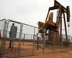 OPEC hạ mạnh sản lượng, giá dầu tăng mạnh
