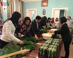 Cộng đồng người Việt tại Nga gói bánh chưng đón Tết Kỷ Hợi