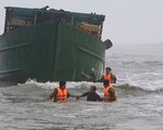 Thừa Thiên Huế: Ứng cứu thành công 4 thuyền viên gặp nạn trên biển