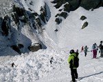Lở tuyết khu resort ở Thụy Sĩ chôn vùi nhiều người