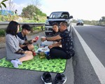 Xử phạt tài xế dừng xe ăn uống bên đường cao tốc Nội Bài - Lào Cai
