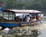 Nhức nhối nạn rải vàng mã trên sông Hương
