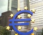 ECB quyết định hạ lãi suất, tái khởi động chương trình mua trái phiếu