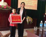 Cậu bé 8 tuổi vùng cao cùng mẹ vượt 100km để học tiếng Anh nhận thư khen của Bộ trưởng và học bổng