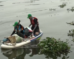 Chinh phục thử thách thu gom rác dưới sông Sài Gòn