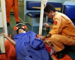 Cấp cứu khẩn cấp thuyền viên tàu QNa 90767 TS bị thương nặng ở cổ