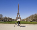 Nhiều hoạt động mừng sinh nhật tháp Eiffel tròn 130 năm tuổi