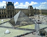 Kim tự tháp kính ở bảo tàng Louvre 'khoác' áo mới mừng sinh nhật 30 tuổi