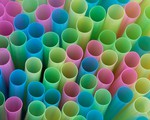 Nhà bán lẻ đầu tiên tại Việt Nam nói không với ống hút nhựa
