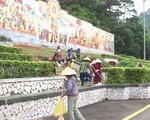 Hàng trăm người tham gia làm sạch khu di tích đền Hùng