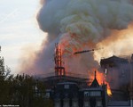 [Chùm ảnh] Biểu tượng hơn 800 năm tuổi Nhà thờ Đức Bà Paris chìm trong biển lửa