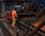Bắt giữ 5 tàu khai thác cát trái phép trên sông Hồng
